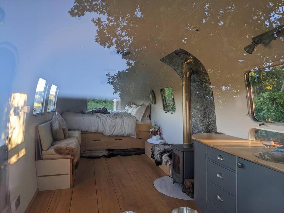 Airstream, Vintage American Caravan & Hottub Ashburton Exterior photo