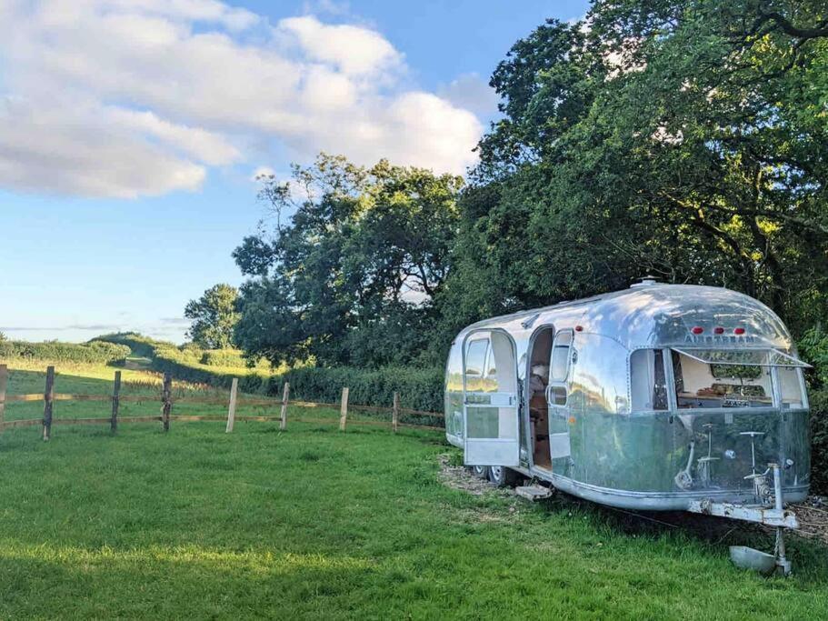 Airstream, Vintage American Caravan & Hottub Ashburton Exterior photo